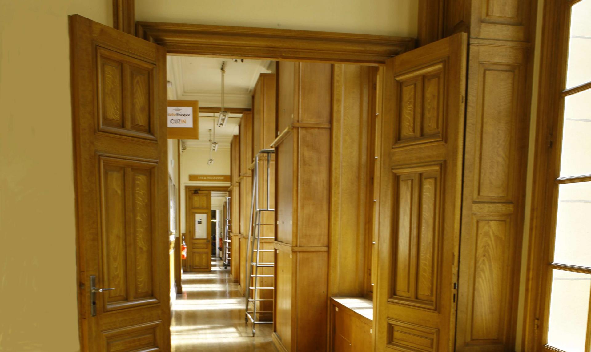 Couloir de l'UFR de philosophie à la Sorbonne